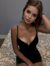 Yalangoch yigitlar guruhi surati Shifokor kabinetida yosh ayol bilan jinsiy aloqa (porno video)